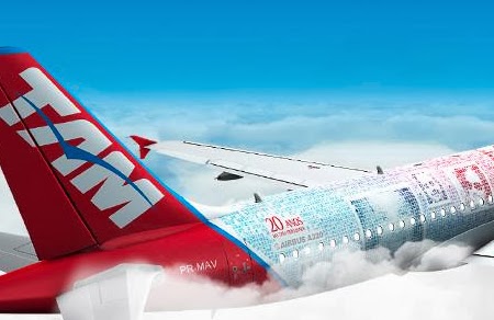 TAM pinta Airbus 320 com foto de passageiros
