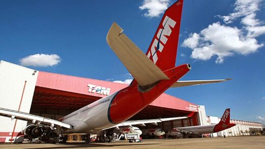 TAM negocia com Embraer encomendas de jatos regionais