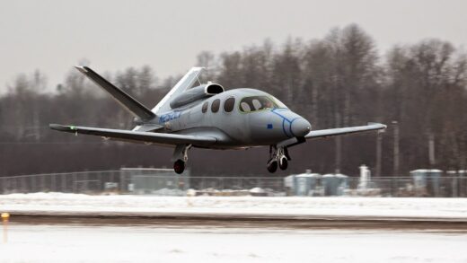 Terceiro Cirrus Vision SF50 inicia voos de testes