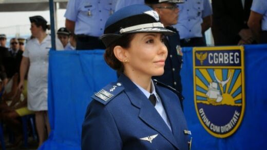 Médica é a primeira mulher comandante da FAB