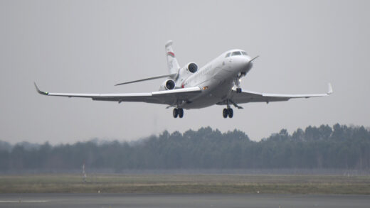Falcon 8X faz seu primeiro voo em Bordeaux