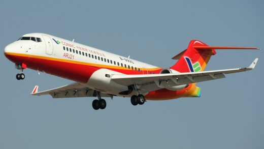 ARJ21-700 realiza primeiro voo com passageiros