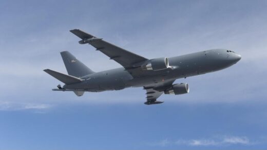 Boeing 767-2C realiza primeiro voo com sistema de reabastecimento