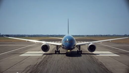 Vídeo mostra Boeing 787-9 decolando em posição vertical