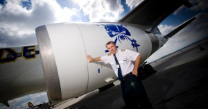 o-vocalista-do-iron-maiden-bruce-dickinson-em-frente-ao-boeing-757