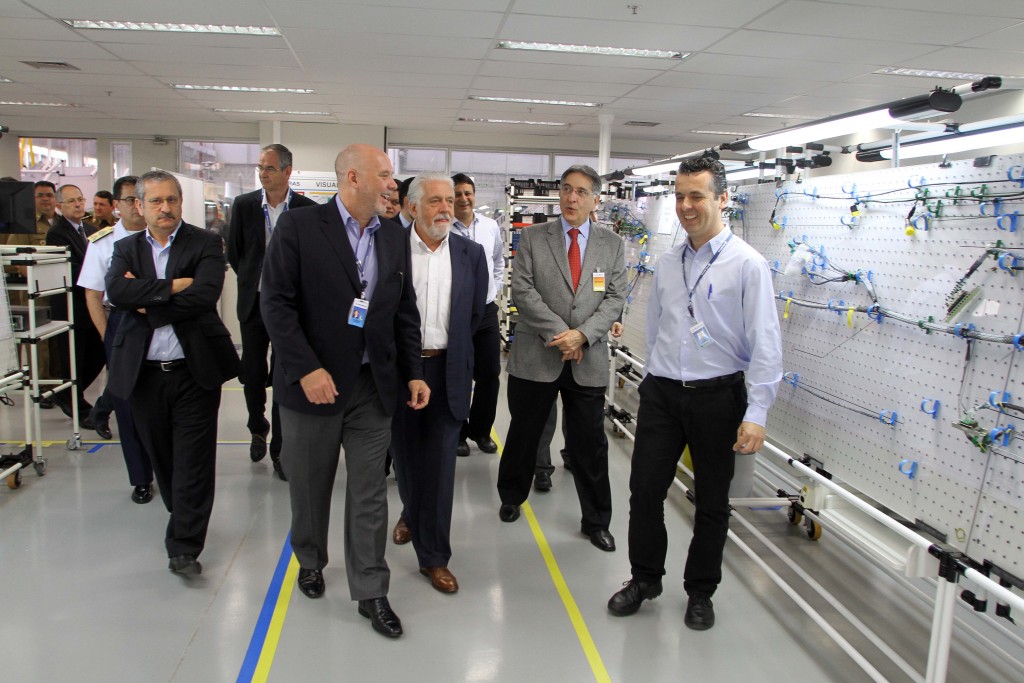 Na imagem: Presidente da Helibras Eduardo Marson (esquerda) ao lado de Jacques Wagner e Fernando Pimentel ouvem funcionário na Cablagem