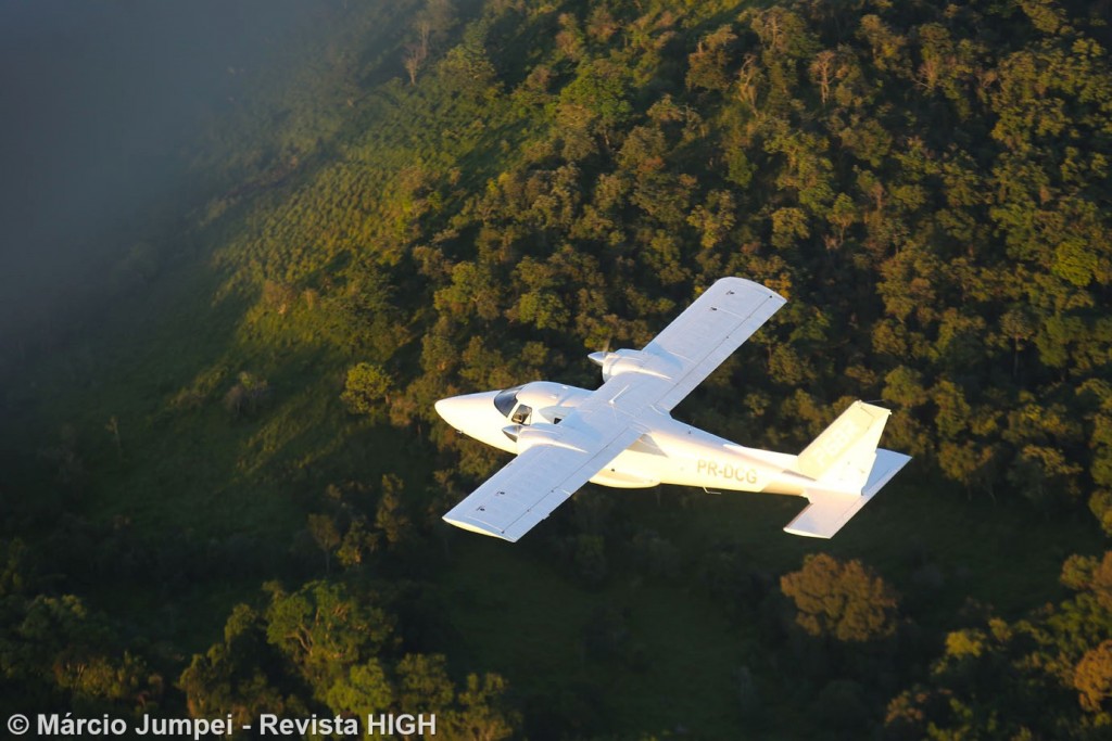 Vulcanair_P68R_Executivo_Voo_Revista High