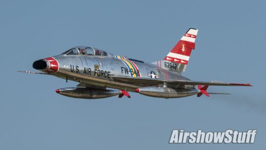 MiG 17, Douglas A-4 Skyhawk e North American F-100 Super Sabre voando juntos em Oshkosh 2015.