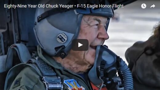 Com 89 anos de idade, o General Chuck Yeager voa no F-15 Eagle