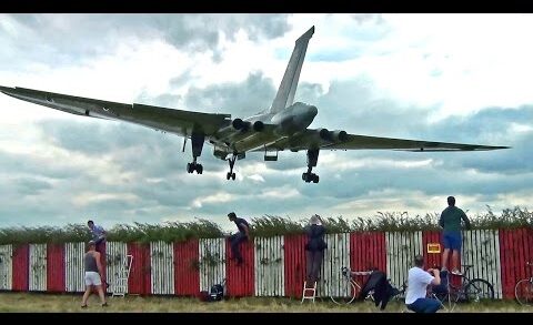 RAF Waddington airshow 2014 landings, some quite low