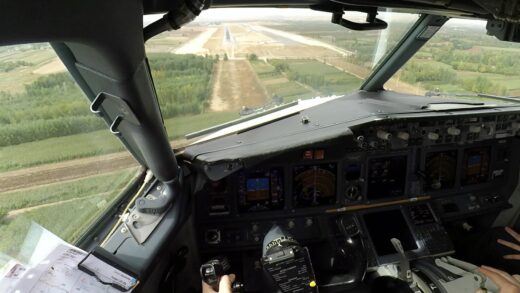 Boeing 737 cockpit view, visual approach (Full HD)