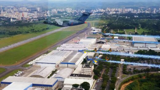 Embraer KC-390 e Super Tucano sobrevoam juntos São José dos Campos