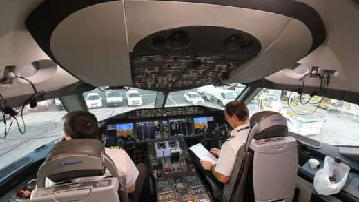 Qatar Airways B787-8 Dreamliner First Class Doha Dubai shuttle