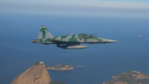 FAB realiza simulação de interceptação com caça F-5 no Rio de Janeiro