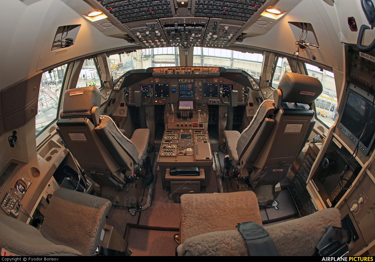 Boeing 747-8 Lufthansa Cockpit | landing in Frankfurt